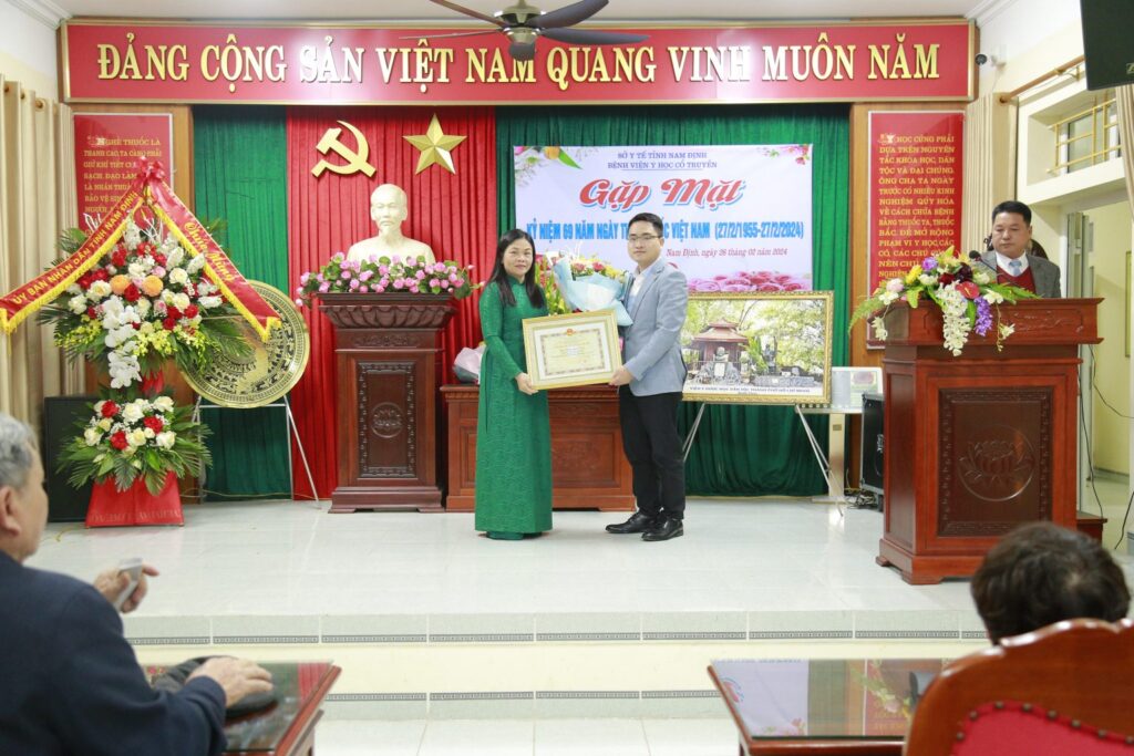 Kỹ thuật viên Thuận Hải kiểm tra thiết bị vận hành